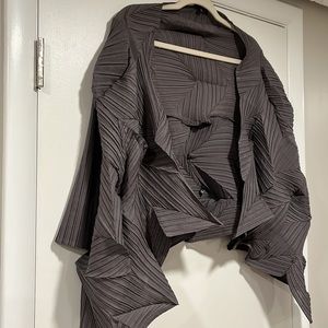 shrug, jacket in graphite gray.